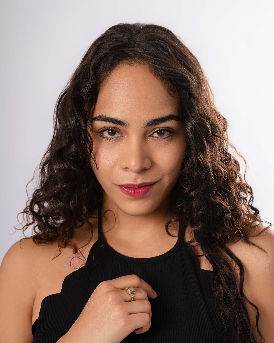 Retrato editorial de actriz para personal branding, fondo claro de estudio